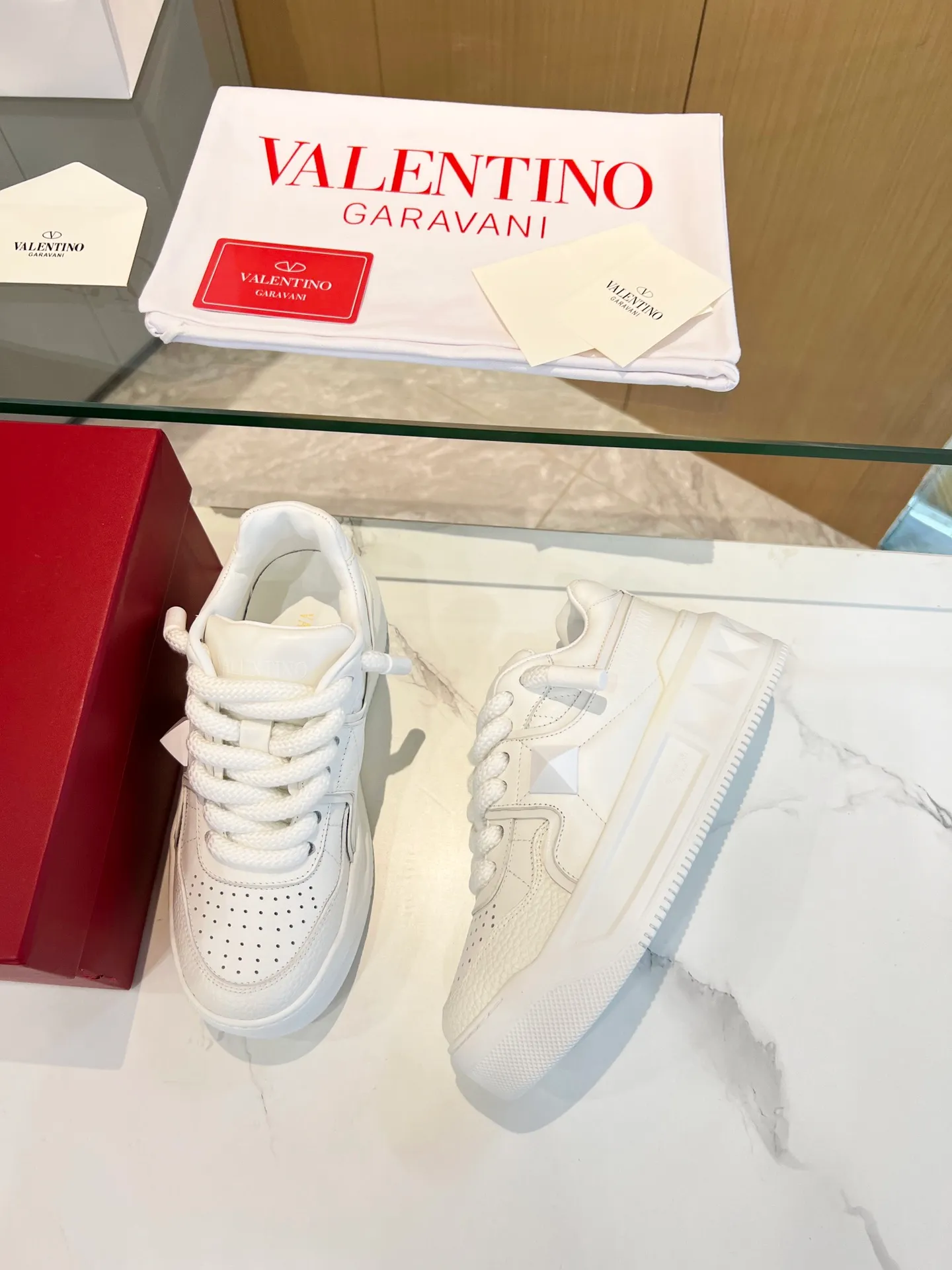 👟👟Ex-factory price 640👟👟 𝑽𝒂𝒍𝒆𝒏𝒕𝒊𝒏𝒐Valentino 𝑶𝒏𝒆𝑺𝒕𝒖𝒅 Couple sneaker series Valentino 2023 new couple sneakers are on sale. The original Z👟👟 was purchased and dismantled at the ex-factory price. Repeated pattern making and modifications. We strive to restore it one to one! Top luxury masterpiece. Signature rivet design. Soft and comfortable genuine sheepskin brings excellent and elegant texture and excellent on-foot comfort. Top purchasing version upper: imported calfskin surface/original oil edge craftsmanship. Lining: water-dyed cowhide lining. Outsole: original development 𝐓𝐏𝐔 two-color combination outsole. Packaging: original configuration complete package. Code number: 34-𝟒𝟓